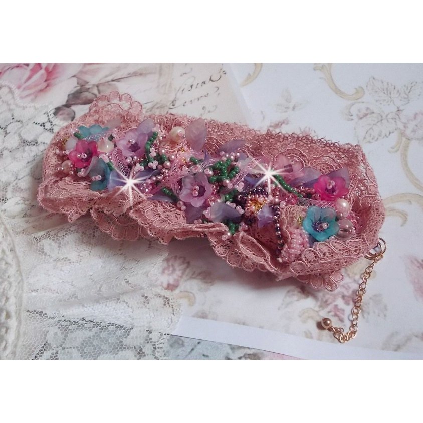 Pulseira Jardin Poétique bordada com renda Old Rose Antique, cristais Swarovski, acessórios banhados a ouro 18 e 24 quilates, madrepérola, pérolas e pérolas de sementes