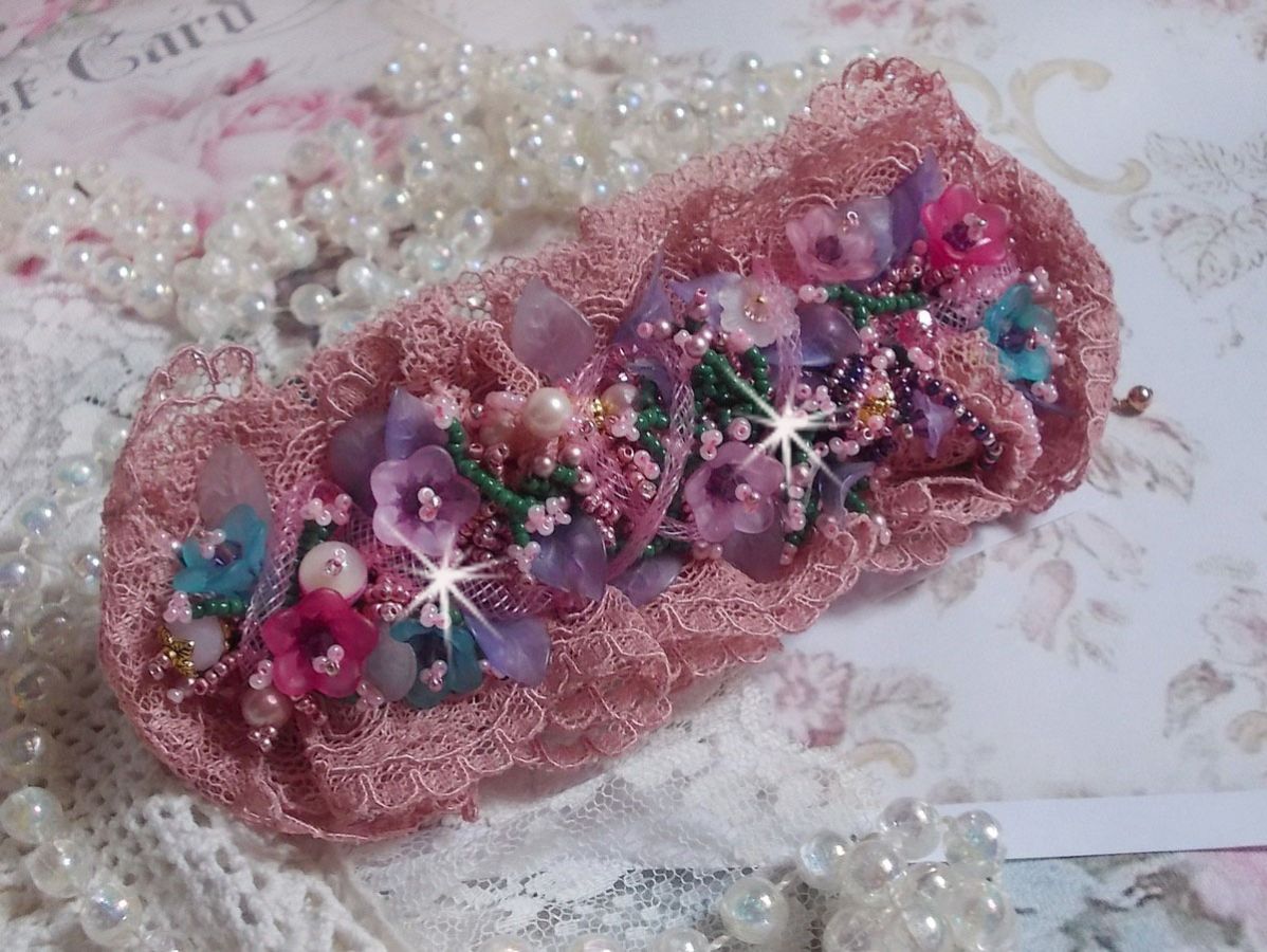 Pulseira Jardin Poétique bordada com renda Old Rose Antique, cristais Swarovski, acessórios banhados a ouro 18 e 24 quilates, madrepérola, pérolas e pérolas de sementes