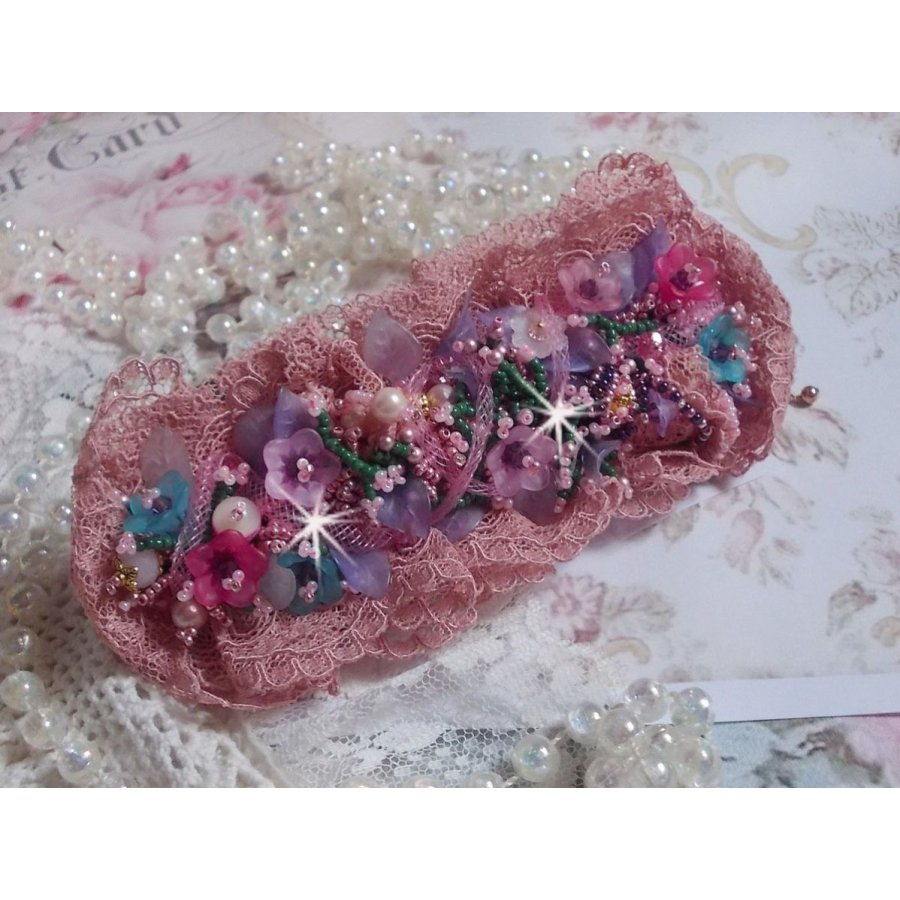 Pulseira Jardin Poétique bordada com renda Old Rose Antique, cristais Swarovski, acessórios banhados a ouro 18 e 24 quilates, madrepérola, pérolas e pérolas de sementes