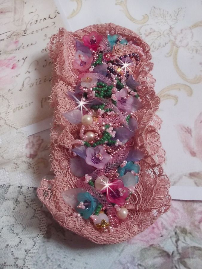 Pulseira Jardin Poétique bordada com renda Old Rose Antique, cristais Swarovski, acessórios banhados a ouro 18 e 24 quilates, madrepérola, pérolas e pérolas de sementes