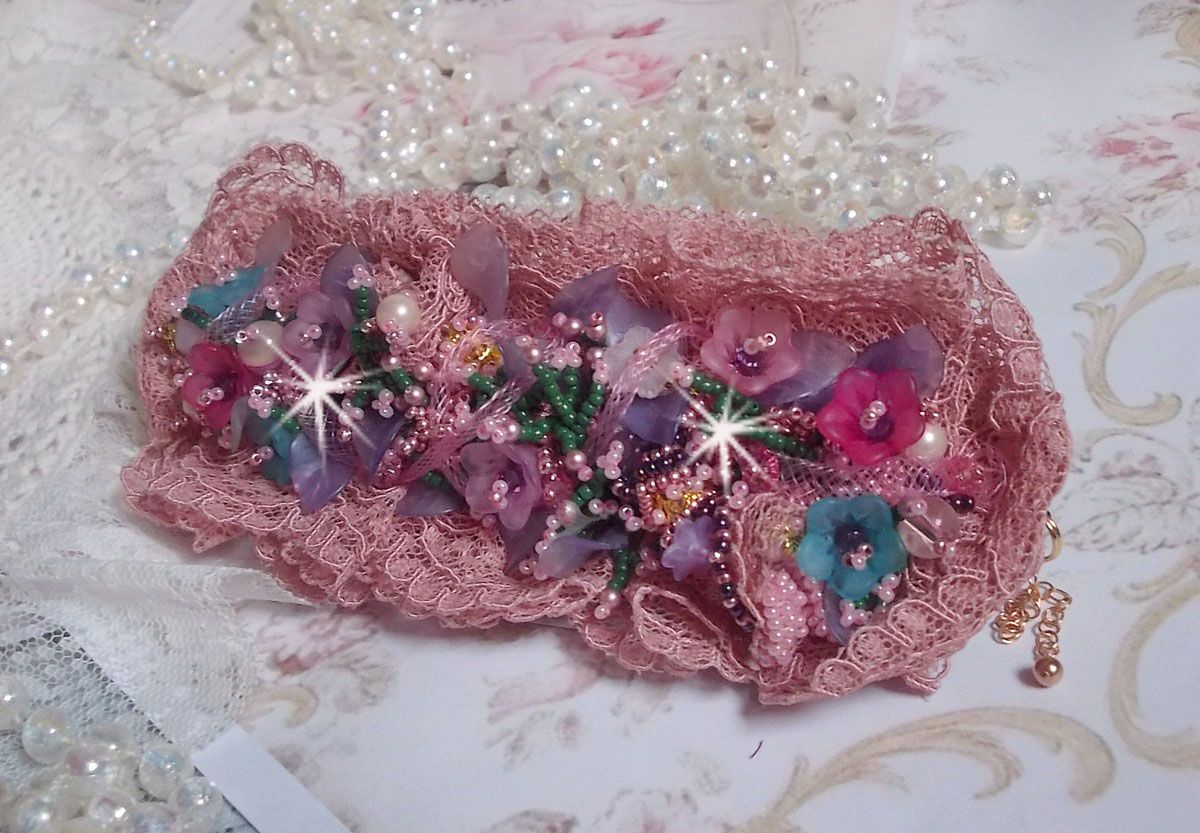 Pulseira Jardin Poétique bordada com renda Old Rose Antique, cristais Swarovski, acessórios banhados a ouro 18 e 24 quilates, madrepérola, pérolas e pérolas de sementes