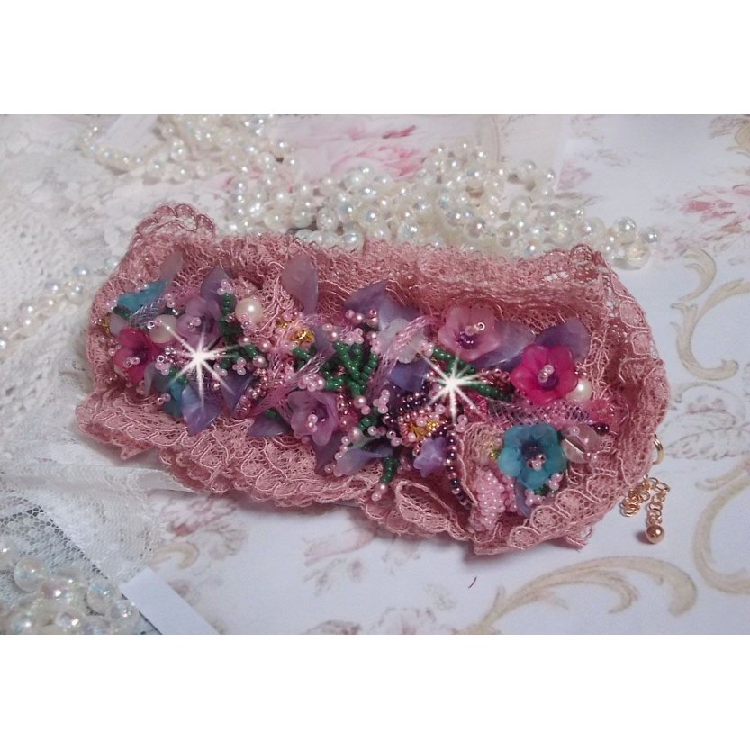 Pulseira Jardin Poétique bordada com renda Old Rose Antique, cristais Swarovski, acessórios banhados a ouro 18 e 24 quilates, madrepérola, pérolas e pérolas de sementes