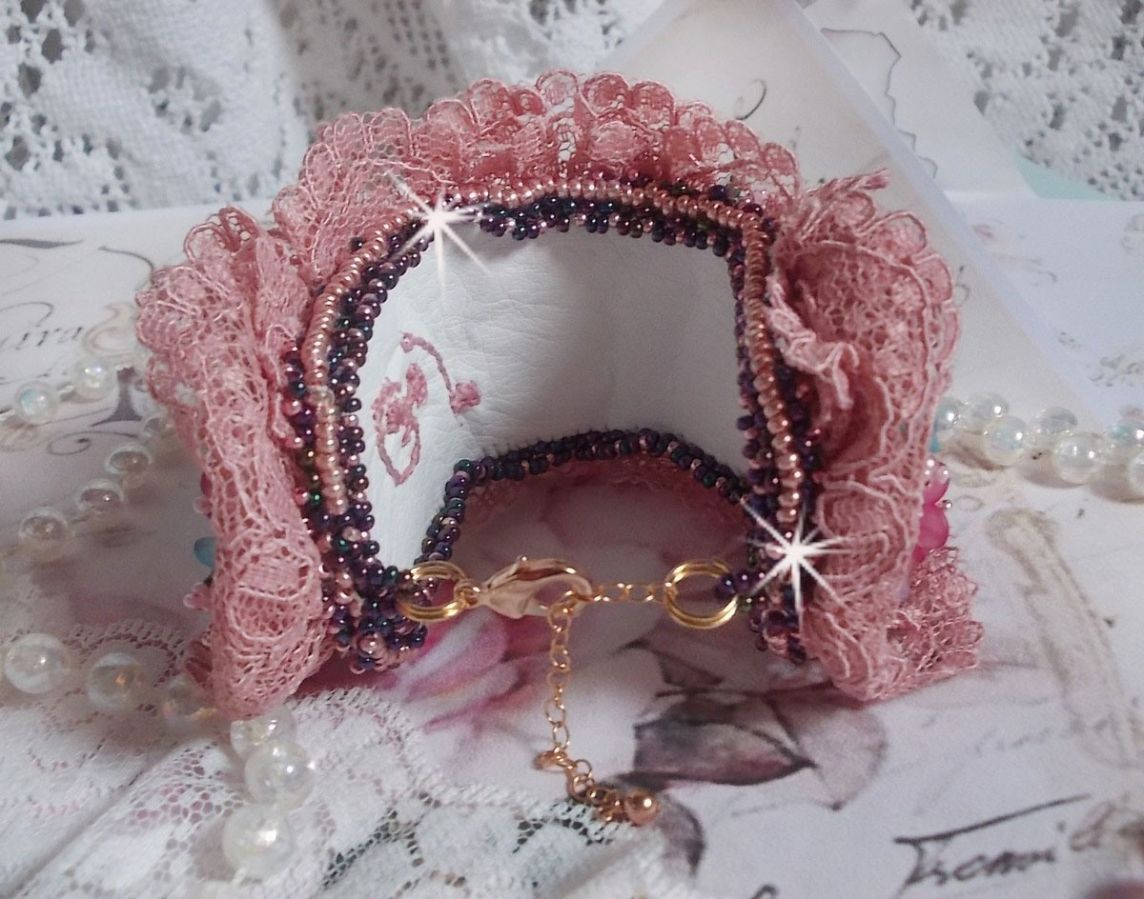 Pulseira Jardin Poétique bordada com renda Old Rose Antique, cristais Swarovski, acessórios banhados a ouro 18 e 24 quilates, madrepérola, pérolas e pérolas de sementes