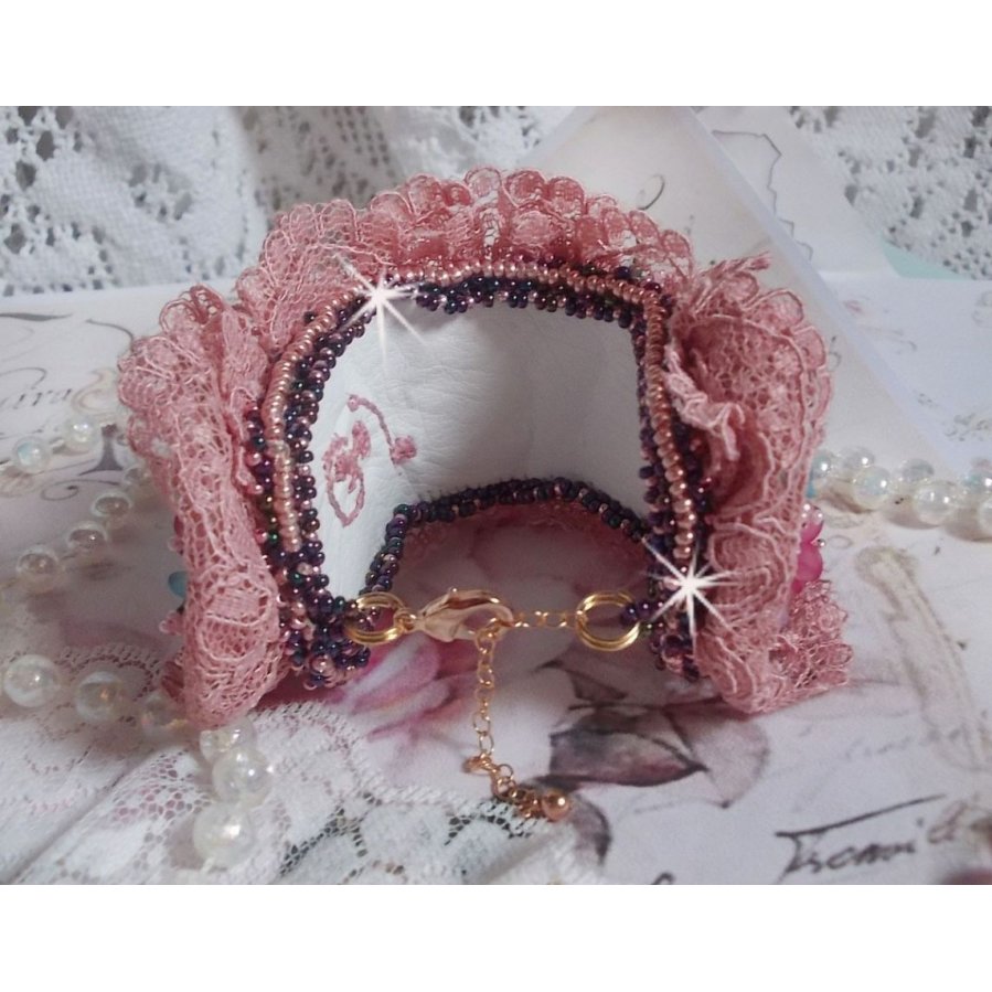 Pulseira Jardin Poétique bordada com renda Old Rose Antique, cristais Swarovski, acessórios banhados a ouro 18 e 24 quilates, madrepérola, pérolas e pérolas de sementes