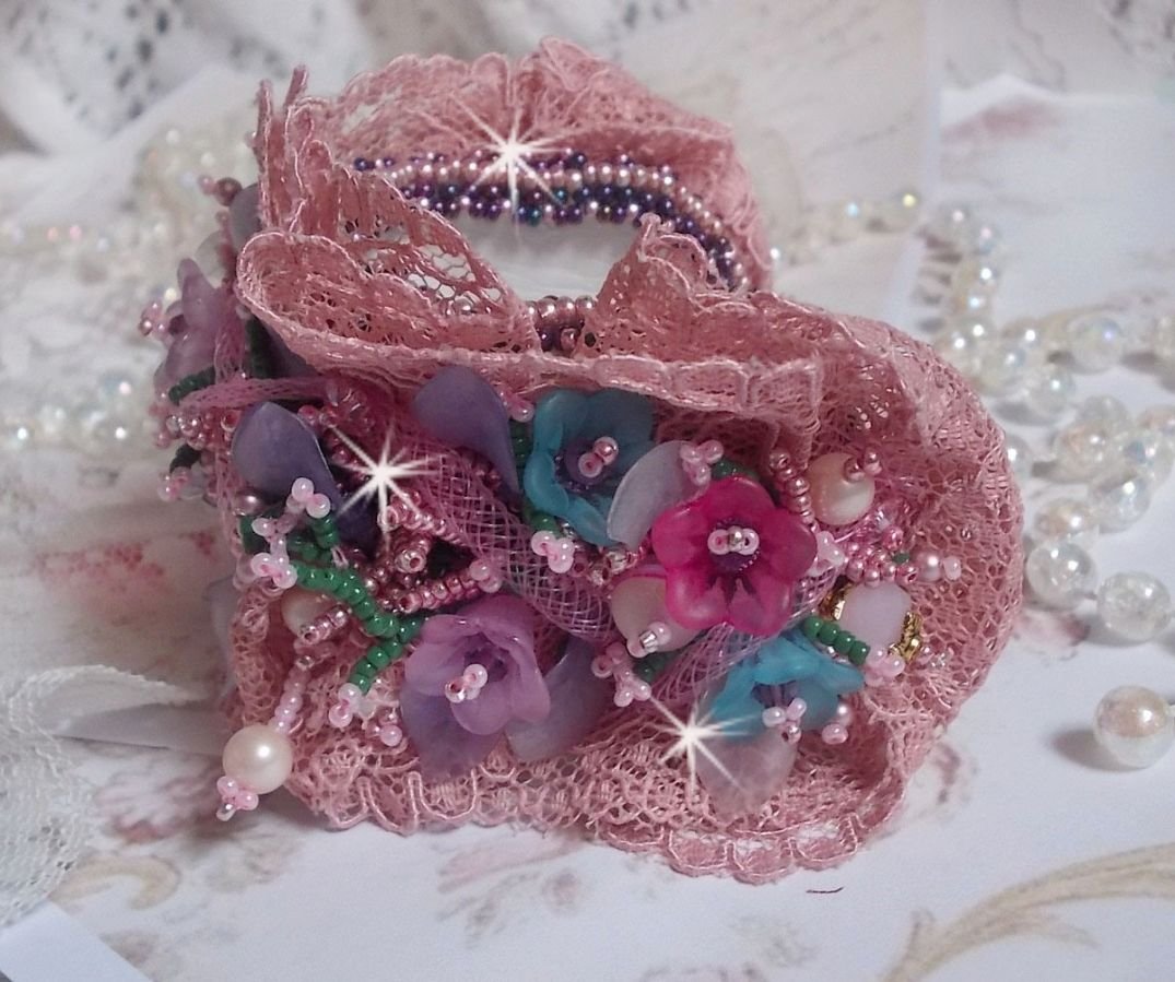 Pulseira Jardin Poétique bordada com renda Old Rose Antique, cristais Swarovski, acessórios banhados a ouro 18 e 24 quilates, madrepérola, pérolas e pérolas de sementes