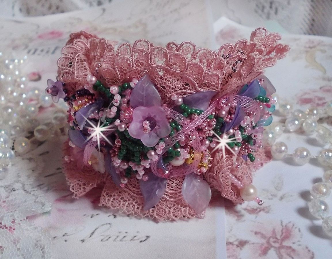 Pulseira Jardin Poétique bordada com renda Old Rose Antique, cristais Swarovski, acessórios banhados a ouro 18 e 24 quilates, madrepérola, pérolas e pérolas de sementes