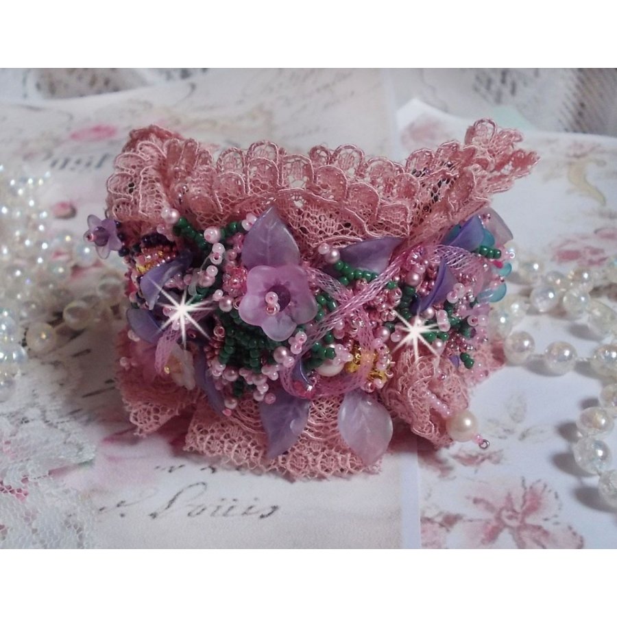 Pulseira Jardin Poétique bordada com renda Old Rose Antique, cristais Swarovski, acessórios banhados a ouro 18 e 24 quilates, madrepérola, pérolas e pérolas de sementes