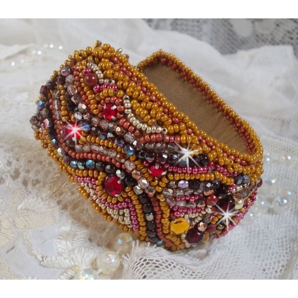 Pulseira de punho Red Jasper bordada com um cabochon Red Jasper, cristais Swarovski e missangas de sementes