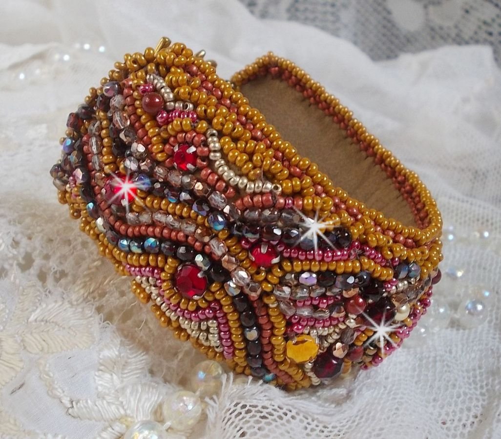 Pulseira de punho Red Jasper bordada com um cabochon Red Jasper, cristais Swarovski e missangas de sementes