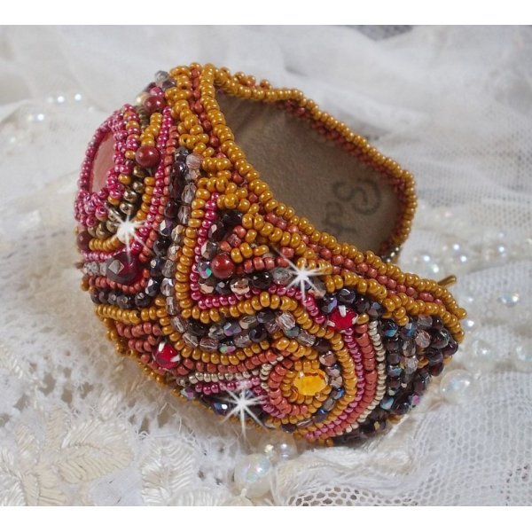 Pulseira de punho Red Jasper bordada com um cabochon Red Jasper, cristais Swarovski e missangas de sementes