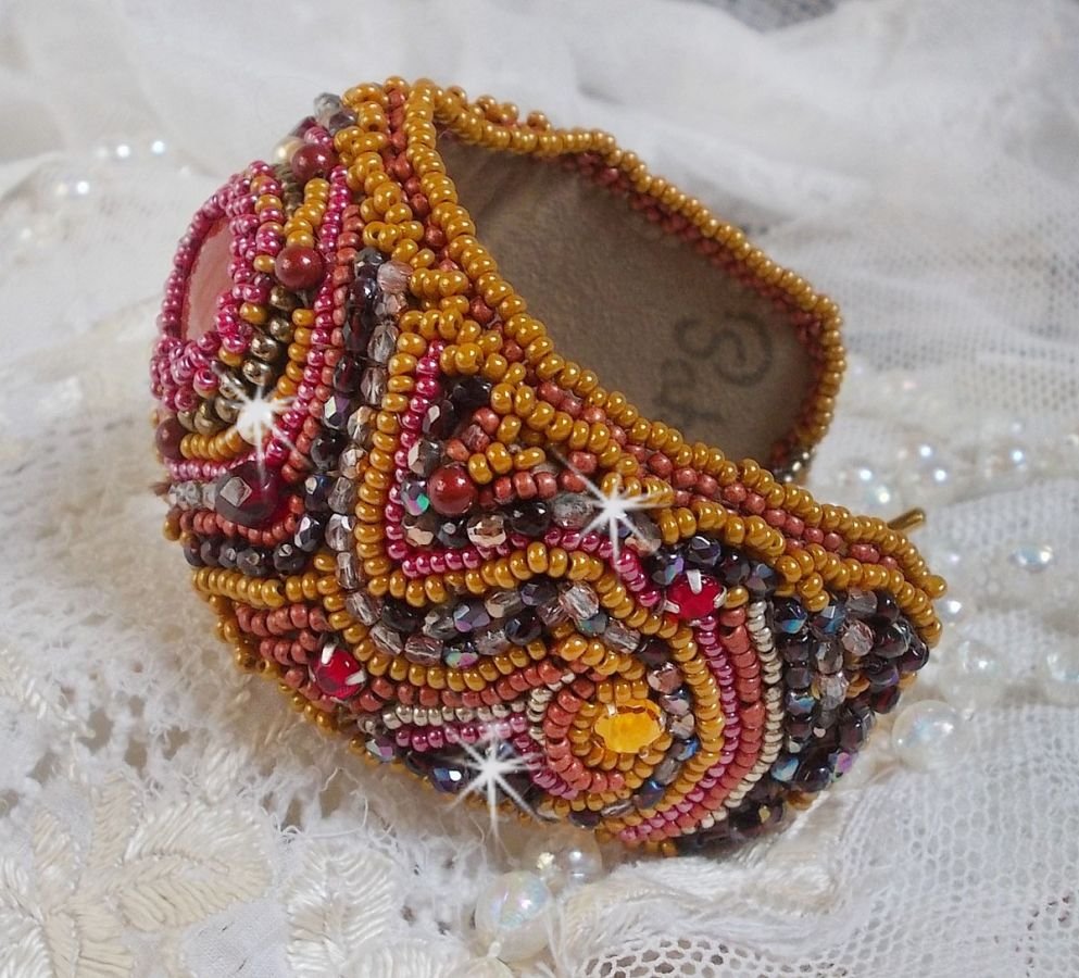 Pulseira de punho Red Jasper bordada com um cabochon Red Jasper, cristais Swarovski e missangas de sementes