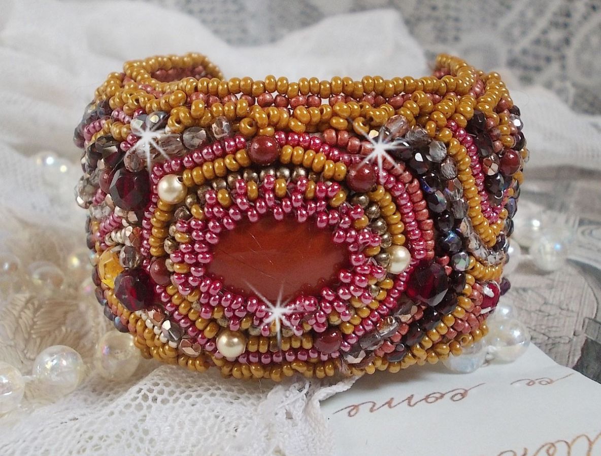 Pulseira de punho Red Jasper bordada com um cabochon Red Jasper, cristais Swarovski e missangas de sementes
