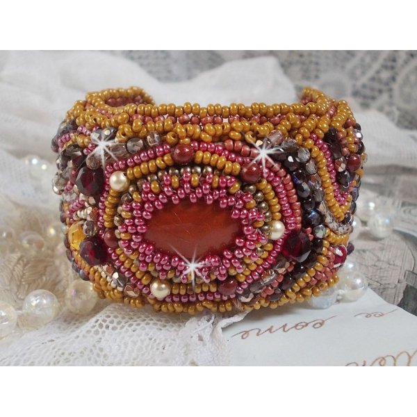 Pulseira de punho Red Jasper bordada com um cabochon Red Jasper, cristais Swarovski e missangas de sementes