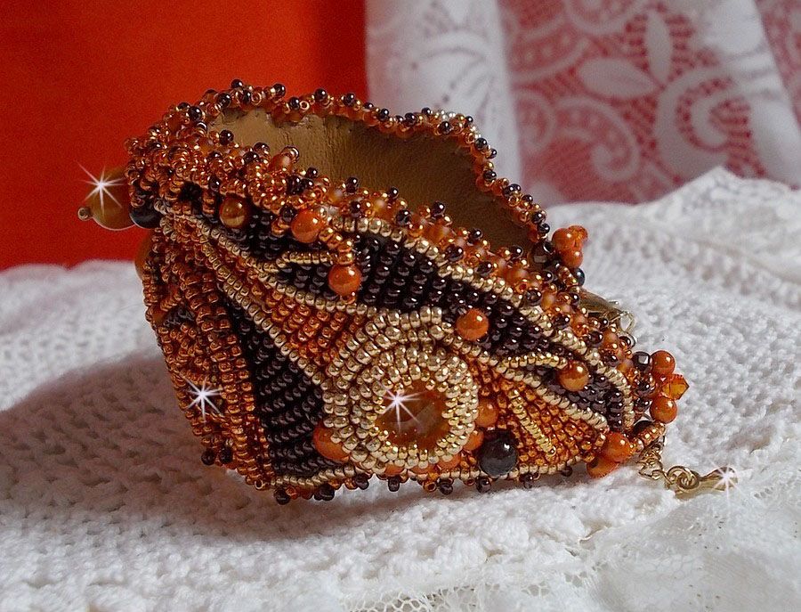 Pulseira de punho laranja Haute-Couture bordada com cristais Swarovski e missangas de sementes Miyuki.