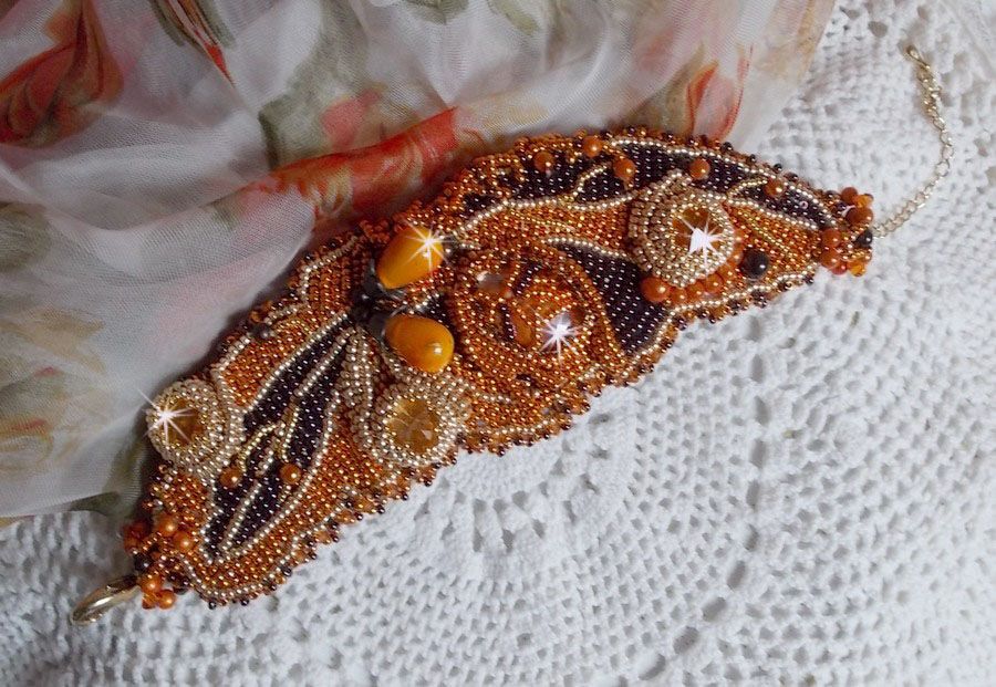 Pulseira de punho laranja Haute-Couture bordada com cristais Swarovski e missangas de sementes Miyuki.