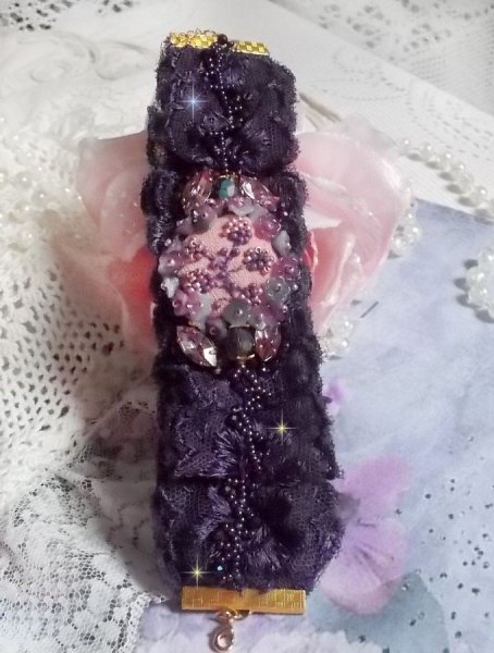 Pulseira de punho Lady Romantic bordada com contas de sementes em tecido de linho rosa com rendas e cristais p&uacute;rpura dos anos 50