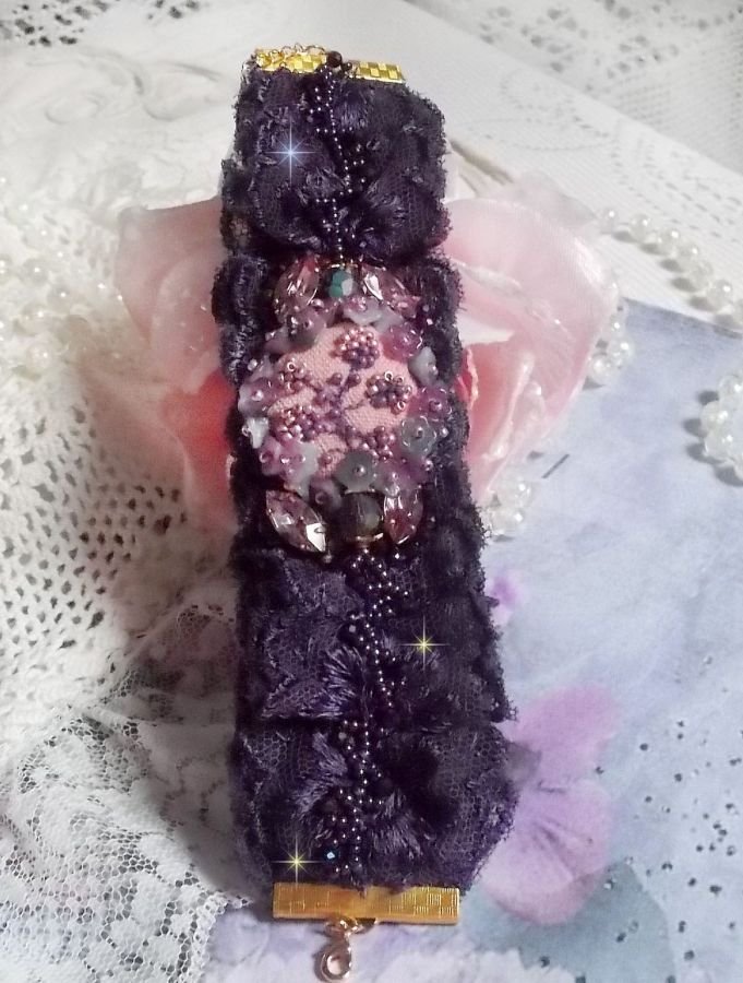 Pulseira de punho Lady Romantic bordada com contas de sementes em tecido de linho rosa com rendas e cristais púrpura dos anos 50