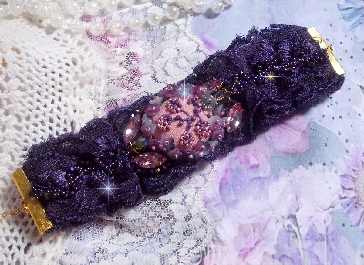 Pulseira de punho Lady Romantic bordada com contas de sementes em tecido de linho rosa com rendas e cristais púrpura dos anos 50