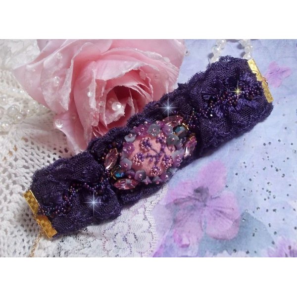 Pulseira de punho Lady Romantic bordada com contas de sementes em tecido de linho rosa com rendas e cristais p&uacute;rpura dos anos 50