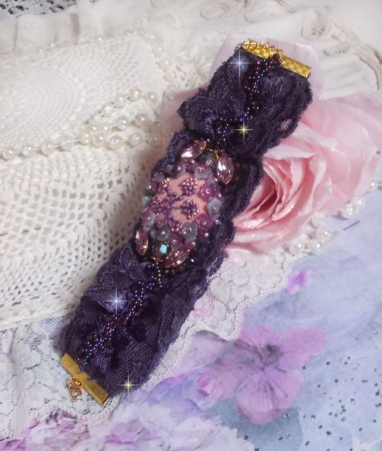 Pulseira de punho Lady Romantic bordada com contas de sementes em tecido de linho rosa com rendas e cristais púrpura dos anos 50