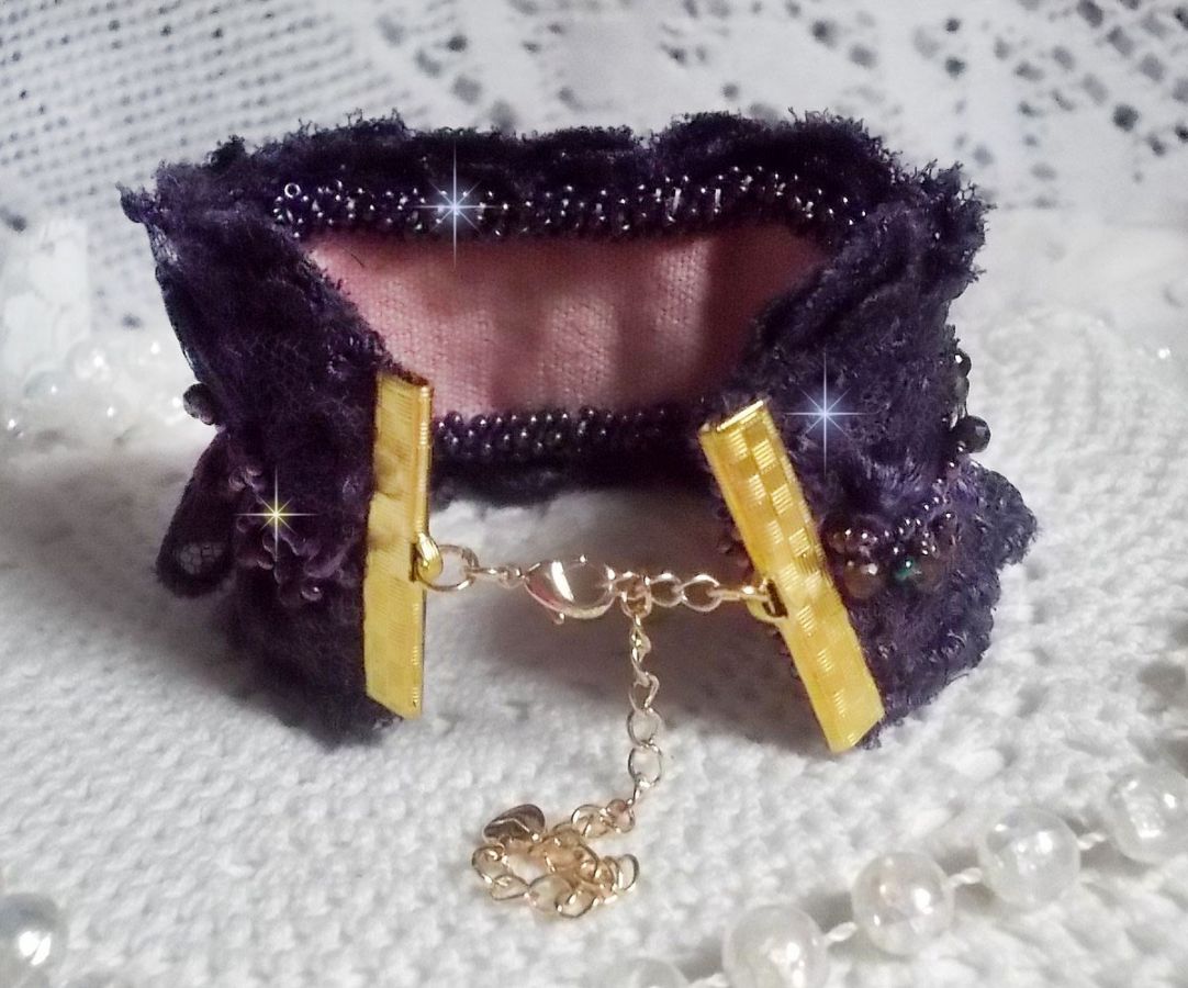 Pulseira de punho Lady Romantic bordada com contas de sementes em tecido de linho rosa com rendas e cristais púrpura dos anos 50