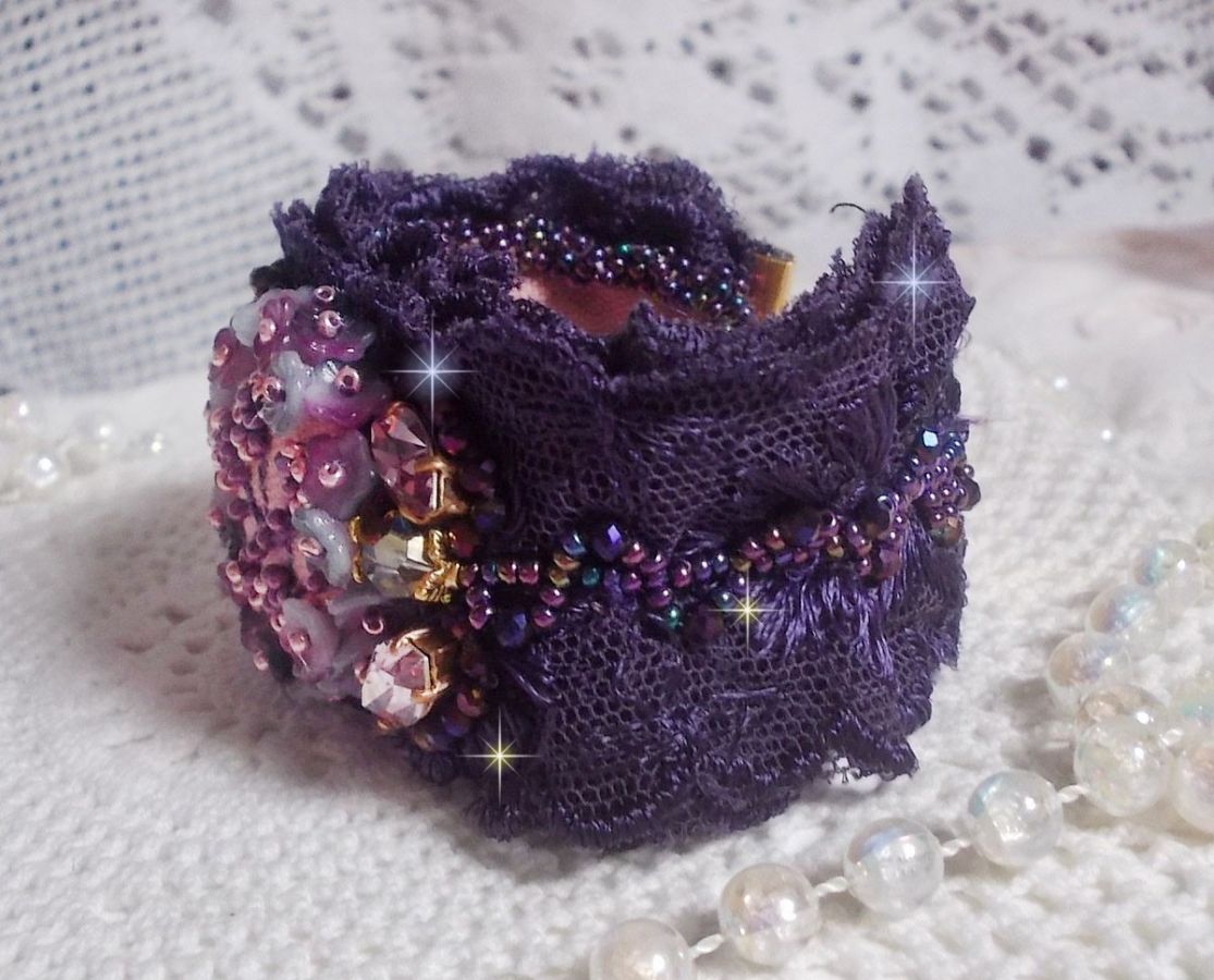 Pulseira de punho Lady Romantic bordada com contas de sementes em tecido de linho rosa com rendas e cristais púrpura dos anos 50