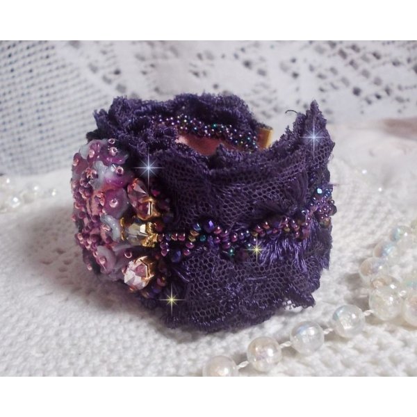 Pulseira de punho Lady Romantic bordada com contas de sementes em tecido de linho rosa com rendas e cristais p&uacute;rpura dos anos 50