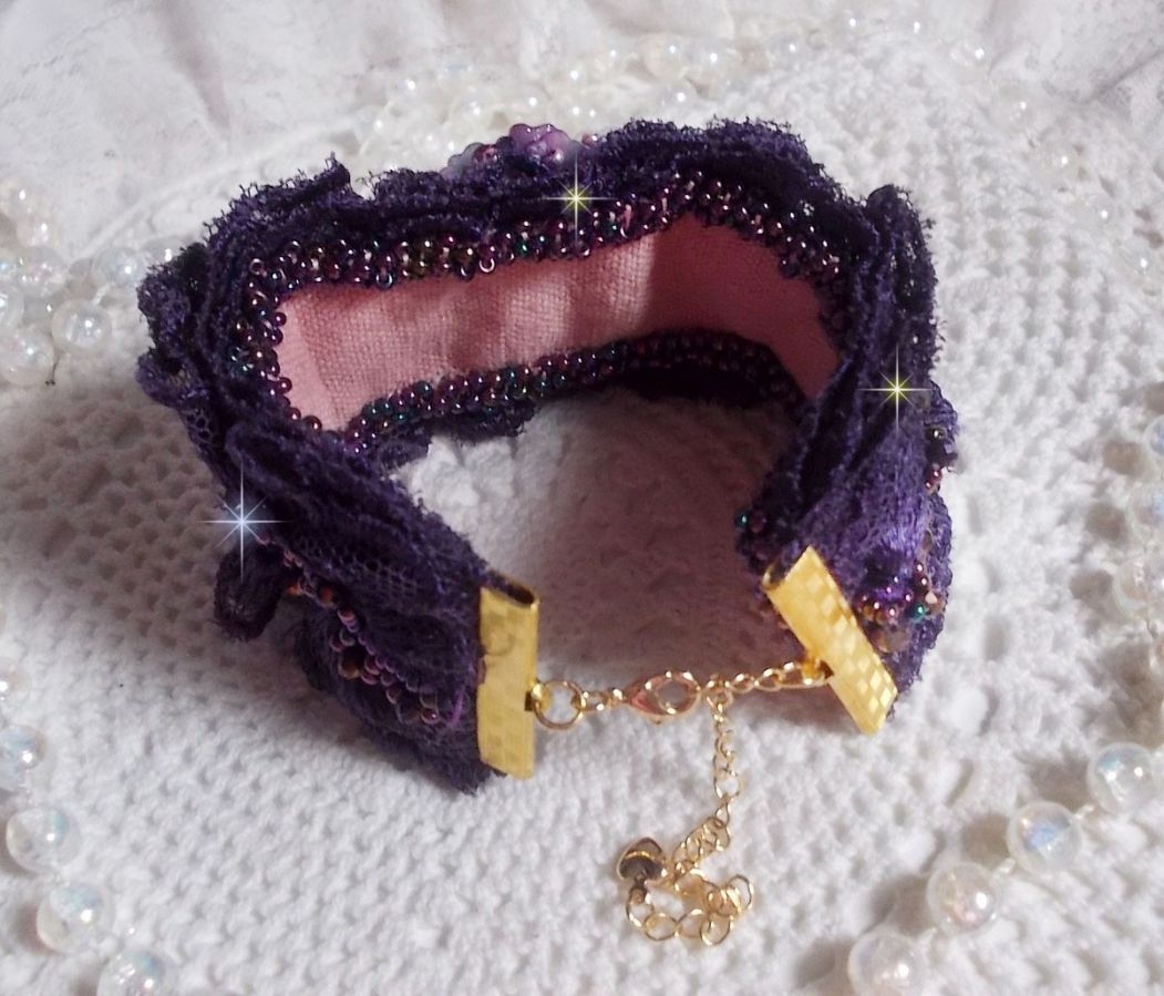 Pulseira de punho Lady Romantic bordada com contas de sementes em tecido de linho rosa com rendas e cristais púrpura dos anos 50