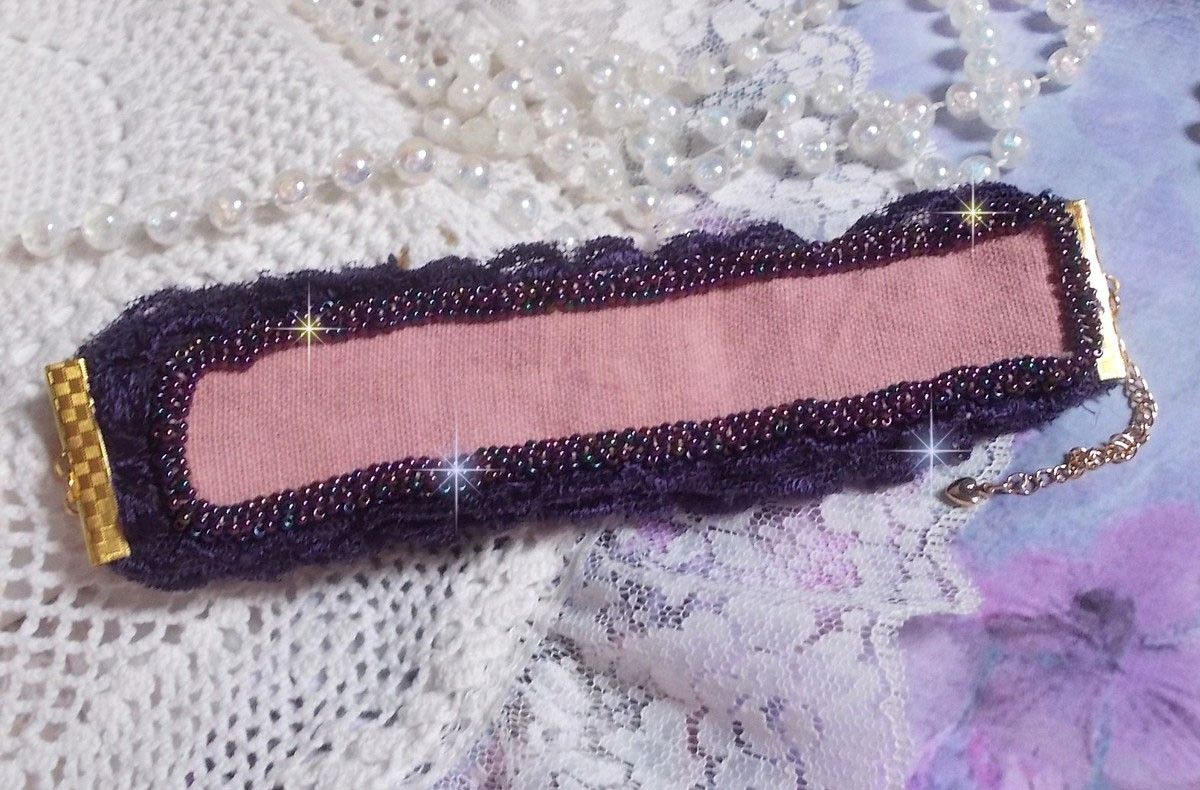 Pulseira de punho Lady Romantic bordada com contas de sementes em tecido de linho rosa com rendas e cristais púrpura dos anos 50
