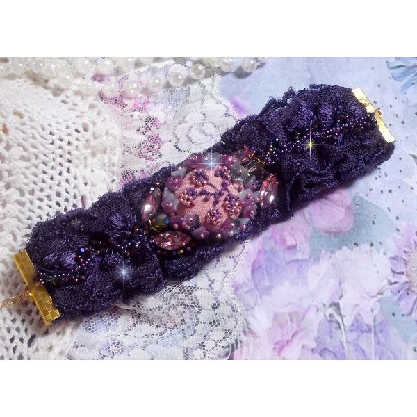 Pulseira de punho Lady Romantic bordada com contas de sementes em tecido de linho rosa com rendas e cristais p&uacute;rpura dos anos 50