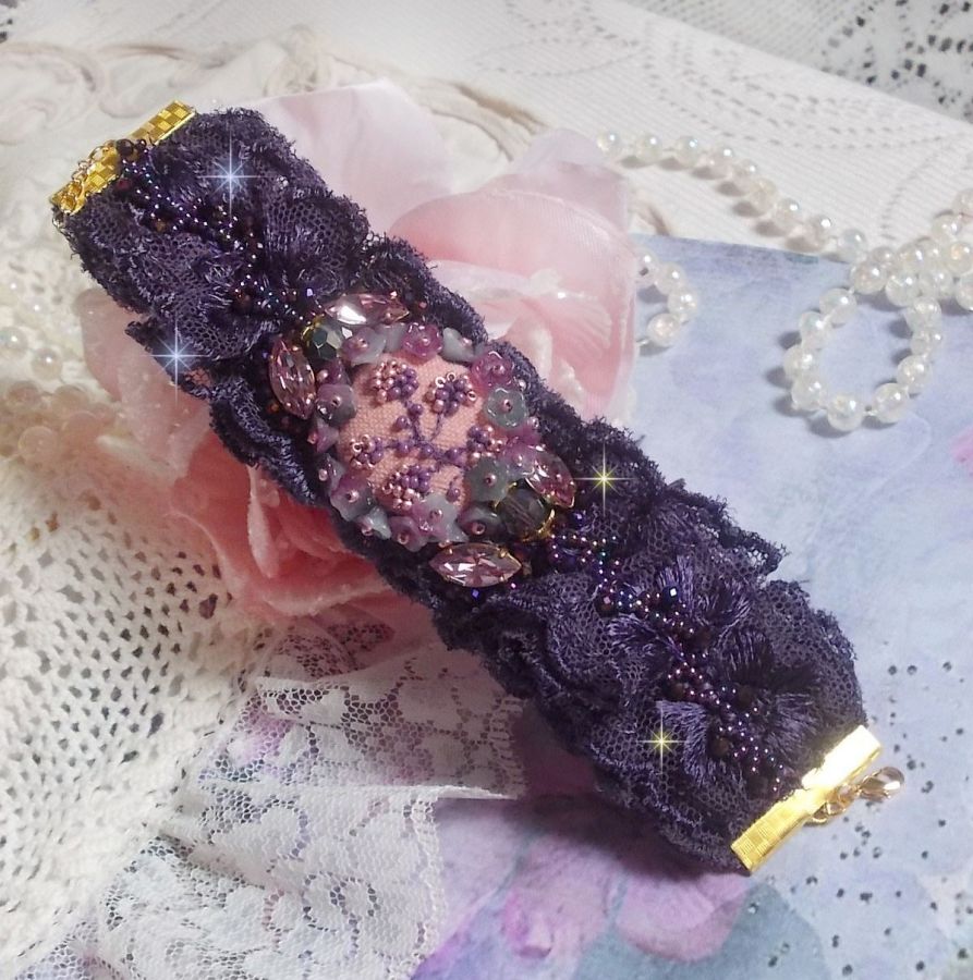 Pulseira de punho Lady Romantic bordada com contas de sementes em tecido de linho rosa com rendas e cristais púrpura dos anos 50