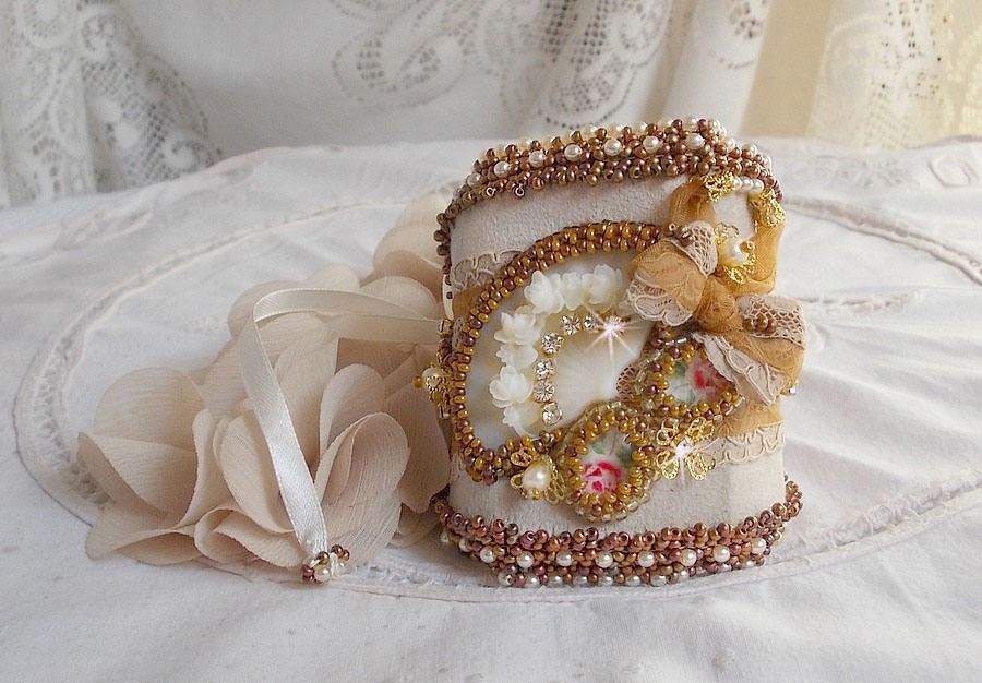 Reflets de Rosée cuff bracelete bordada com pérolas, cristais Swarovski, contas de sementes e renda antiga