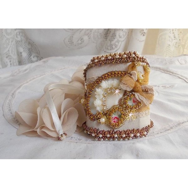 Reflets de Rosée cuff bracelete bordada com pérolas, cristais Swarovski, contas de sementes e renda antiga