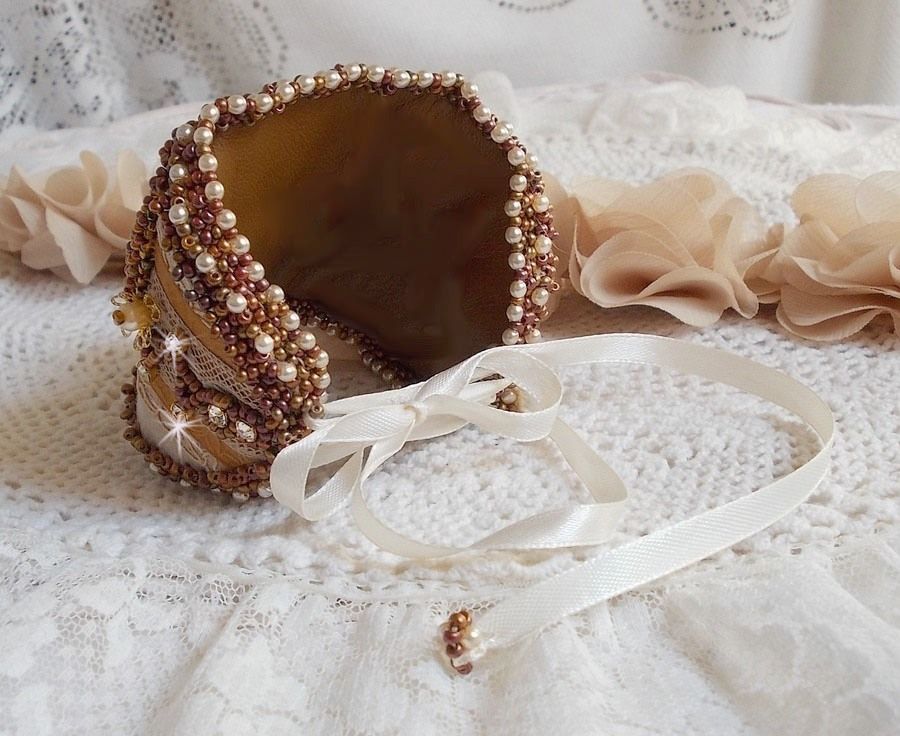 Reflets de Rosée cuff bracelete bordada com pérolas, cristais Swarovski, contas de sementes e renda antiga