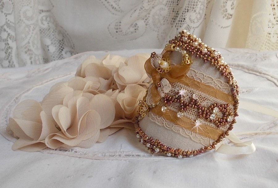 Reflets de Rosée cuff bracelete bordada com pérolas, cristais Swarovski, contas de sementes e renda antiga