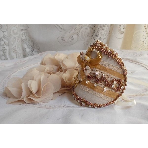 Reflets de Rosée cuff bracelete bordada com pérolas, cristais Swarovski, contas de sementes e renda antiga