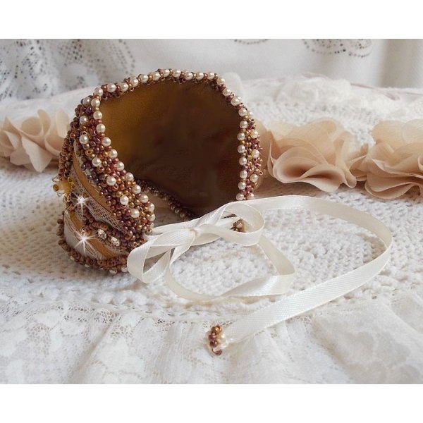 Reflets de Rosée cuff bracelete bordada com pérolas, cristais Swarovski, contas de sementes e renda antiga