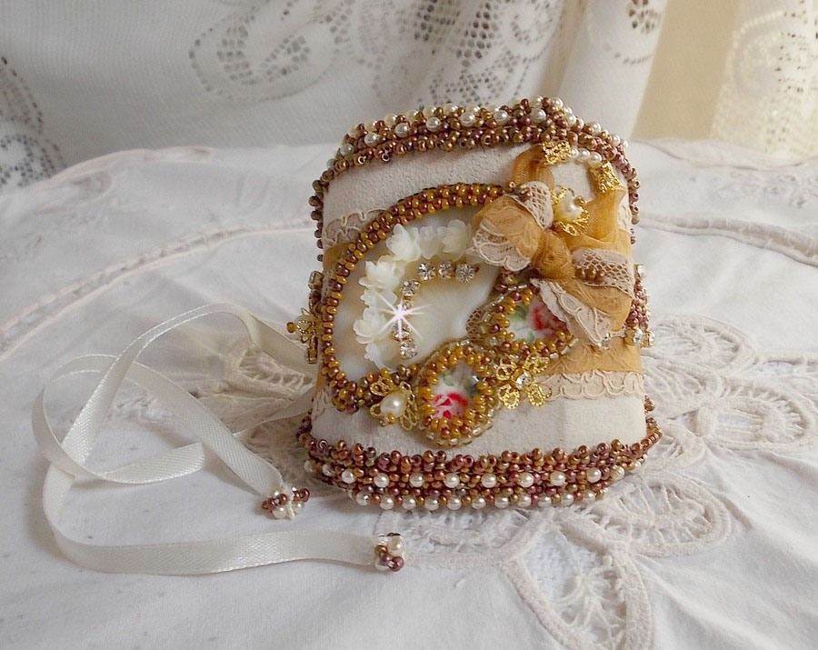Reflets de Rosée cuff bracelete bordada com pérolas, cristais Swarovski, contas de sementes e renda antiga