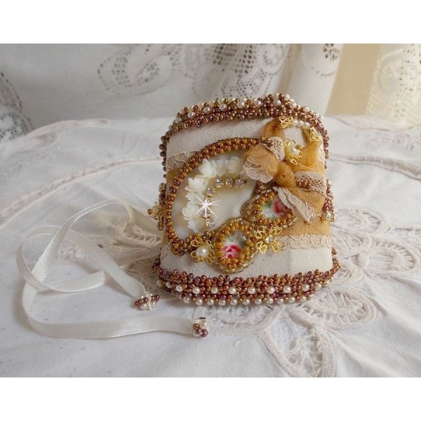 Reflets de Rosée cuff bracelete bordada com pérolas, cristais Swarovski, contas de sementes e renda antiga