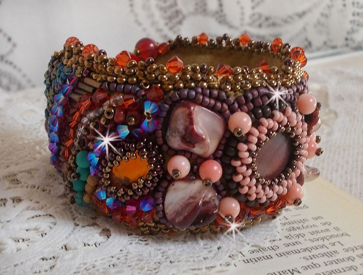 Pulseira Topaz Cuff bordada com um disco de mogno perolado, ametista, coral rosa claro, cristais Swarovski e contas de sementes