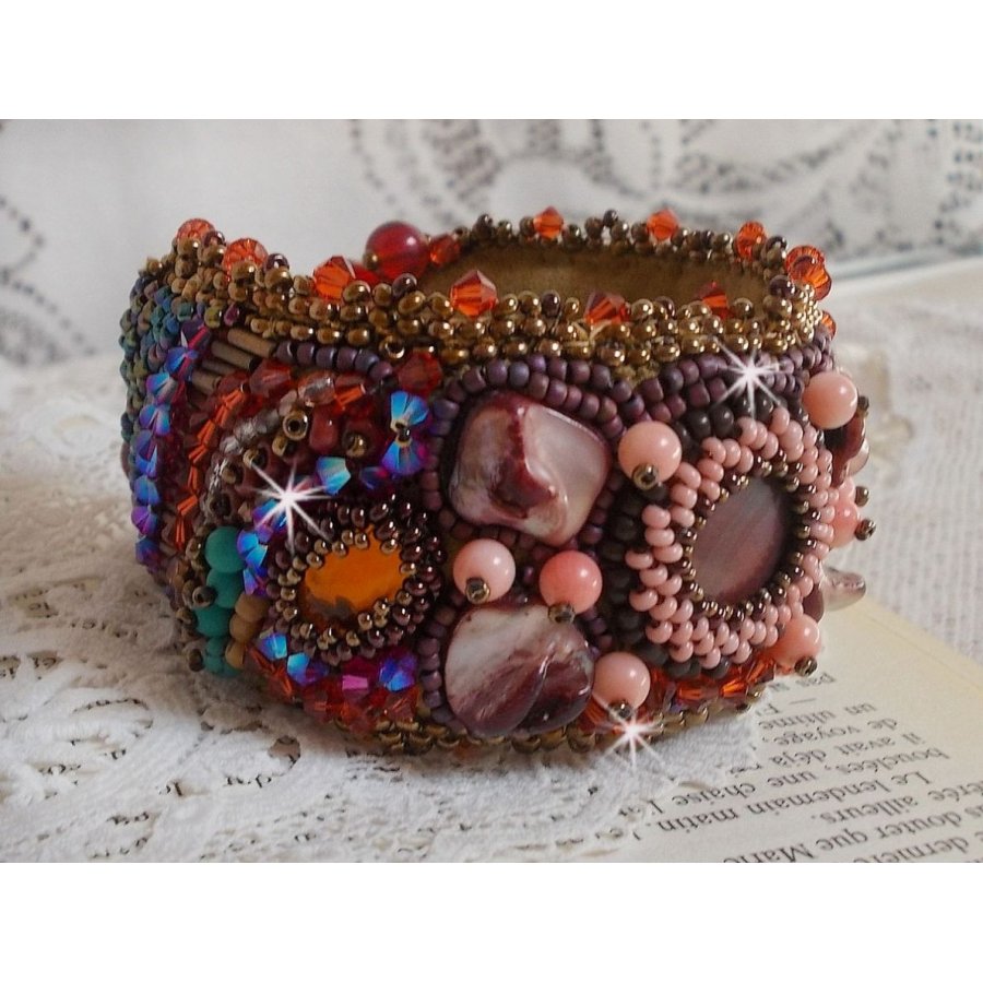 Pulseira Topaz Cuff bordada com um disco de mogno perolado, ametista, coral rosa claro, cristais Swarovski e contas de sementes
