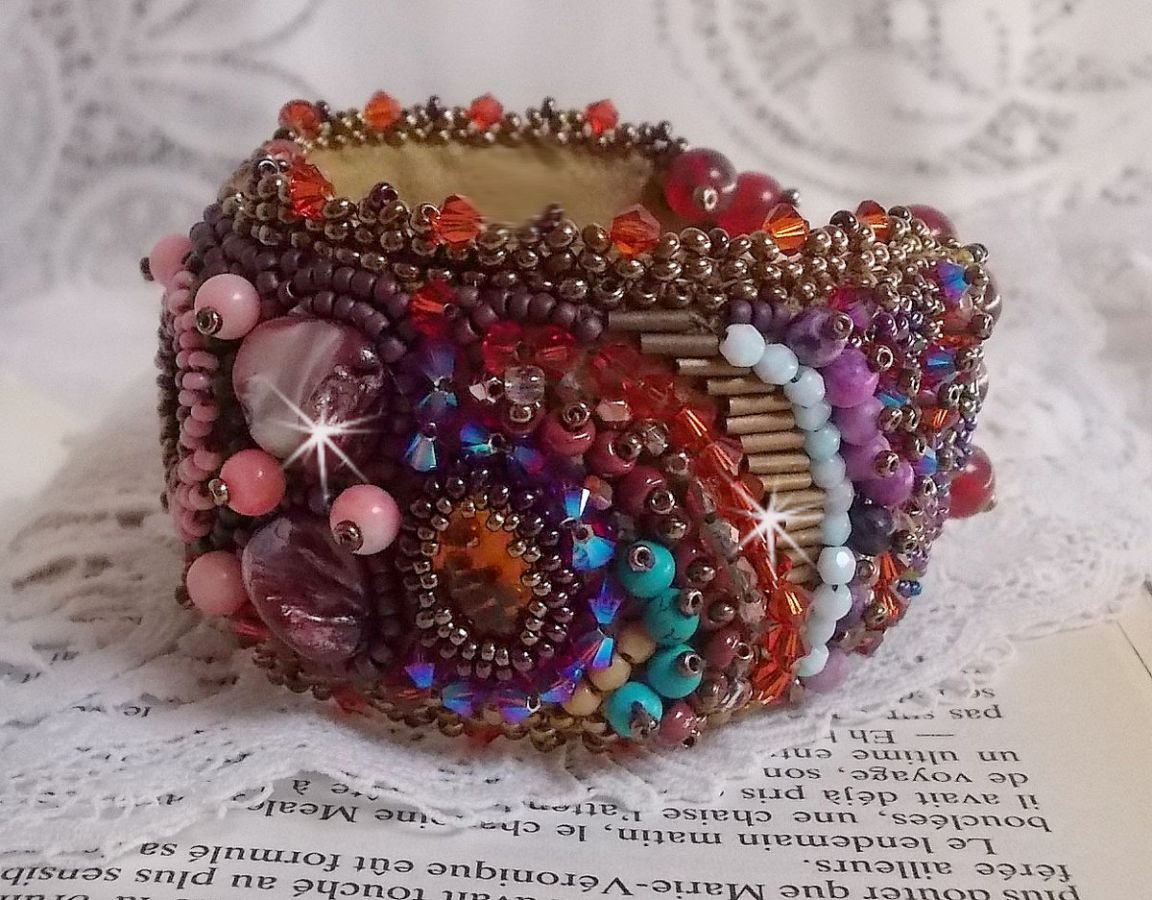 Pulseira Topaz Cuff bordada com um disco de mogno perolado, ametista, coral rosa claro, cristais Swarovski e contas de sementes