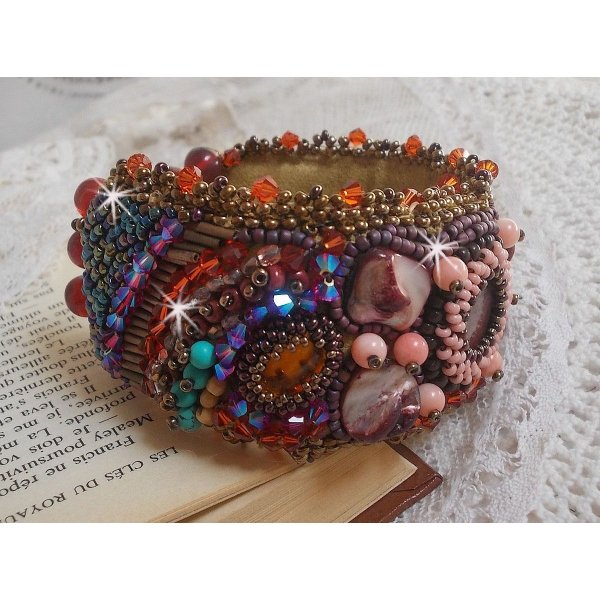 Pulseira Topaz Cuff bordada com um disco de mogno perolado, ametista, coral rosa claro, cristais Swarovski e contas de sementes