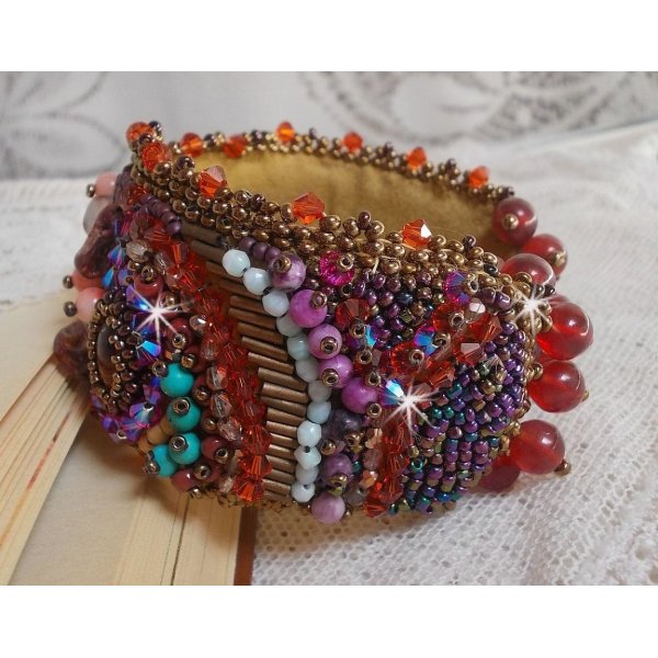 Pulseira Topaz Cuff bordada com um disco de mogno perolado, ametista, coral rosa claro, cristais Swarovski e contas de sementes