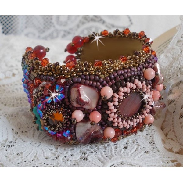 Pulseira Topaz Cuff bordada com um disco de mogno perolado, ametista, coral rosa claro, cristais Swarovski e contas de sementes