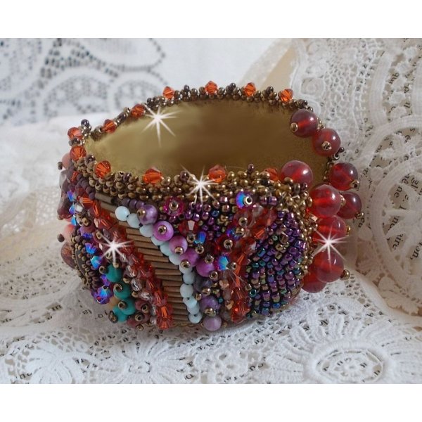 Pulseira Topaz Cuff bordada com um disco de mogno perolado, ametista, coral rosa claro, cristais Swarovski e contas de sementes