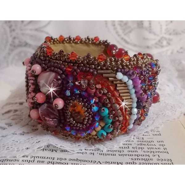 Pulseira Topaz Cuff bordada com um disco de mogno perolado, ametista, coral rosa claro, cristais Swarovski e contas de sementes