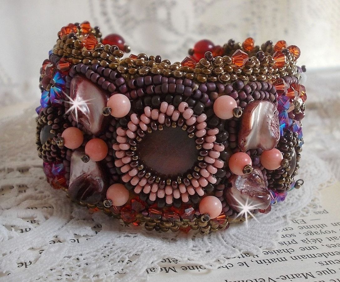 Pulseira Topaz Cuff bordada com um disco de mogno perolado, ametista, coral rosa claro, cristais Swarovski e contas de sementes