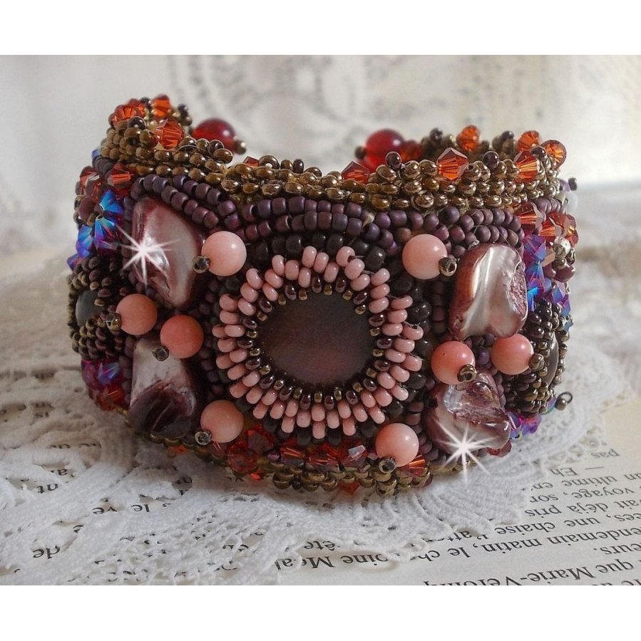 Pulseira Topaz Cuff bordada com um disco de mogno perolado, ametista, coral rosa claro, cristais Swarovski e contas de sementes