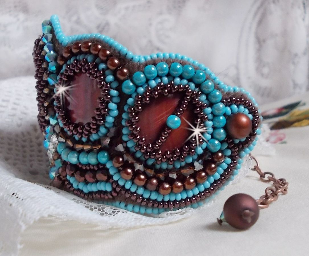 Pulseira Haute-Couture Turquoise bordada com disco madrepérola em mogno, cristais Swarovski, facetas de vidro boémio e rocailles